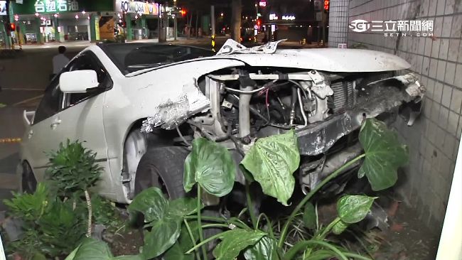 買車僅3小時　無照男失控撞民宅花圃