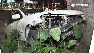 買車僅3小時　無照男失控撞民宅花圃
