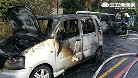 貢寮區龍洞街1輛貨車無故起火還延燒至一旁的轎車（翻攝畫面）
