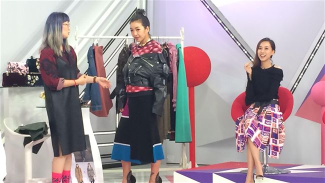 今年冬天「不把衣服穿好」才是時尚