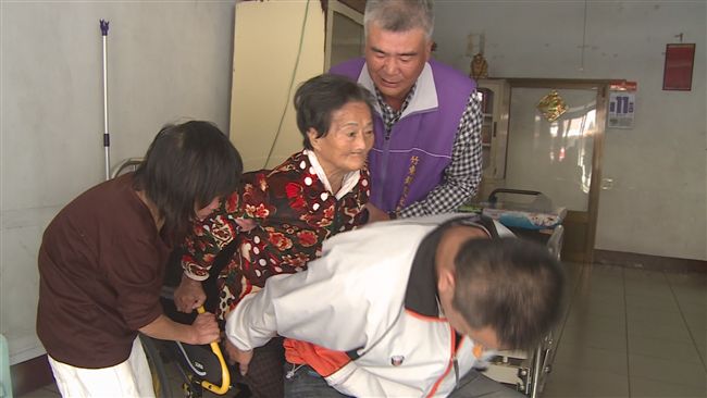 老母受傷不良於行　上百暖男出手協助