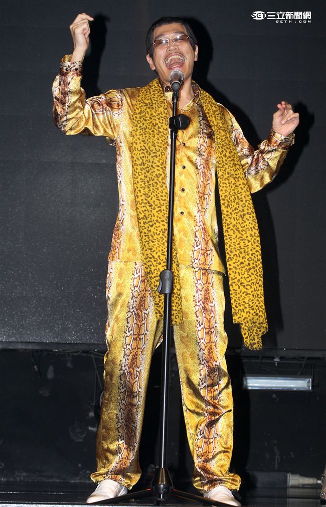 紅遍全世界的PIKO太郎（11）日抵達台灣，在媒體見面會搞笑肢體動做不斷，全場笑翻天。（記者邱榮吉/攝影）