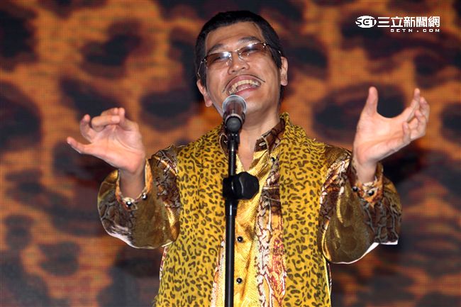 紅遍全世界的PIKO太郎（11）日抵達台灣，在媒體見面會搞笑肢體動做不斷，全場笑翻天。（記者邱榮吉/攝影）