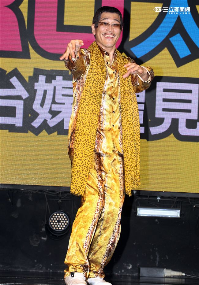 紅遍全世界的PIKO太郎（11）日抵達台灣，在媒體見面會搞笑肢體動做不斷，全場笑翻天。（記者邱榮吉/攝影）