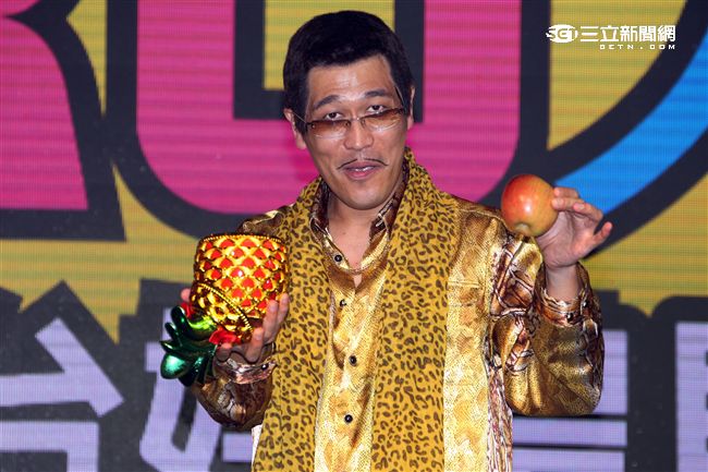 紅遍全世界的PIKO太郎（11）日抵達台灣，在媒體見面會搞笑肢體動做不斷，全場笑翻天。（記者邱榮吉/攝影）