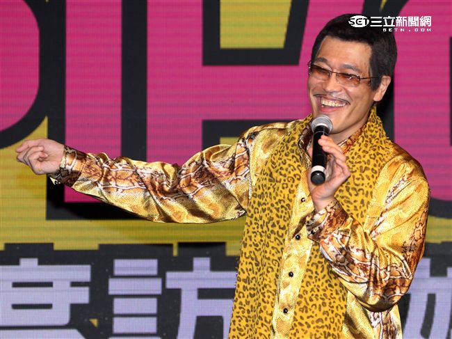 紅遍全世界的PIKO太郎（11）日抵達台灣，在媒體見面會搞笑肢體動做不斷，全場笑翻天。（記者邱榮吉/攝影）