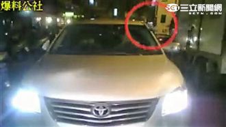 惡男開車誤闖單行道　舉槍喝退順向車