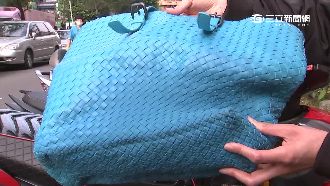 女吃火鍋包放桌下　12萬名包慘變形