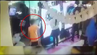 趁排隊等機台　童竊mai卡惹怒玩家