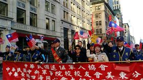 美退伍軍人大遊行 中華老兵揮舞國旗（圖／中央社）