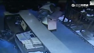 假好心、真偷兒！　店員一秒抱走小孩