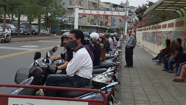放學奇景！家長守規矩排出「機車線」