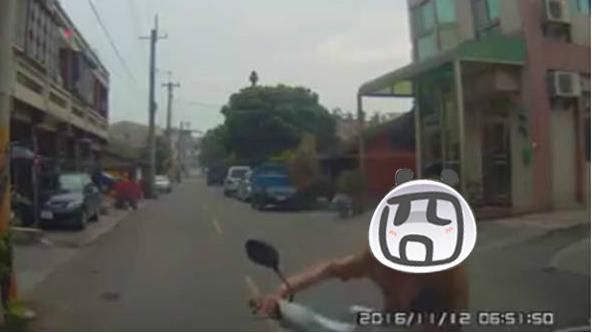 阿婆騎車94狂！誤催油門撞車頭