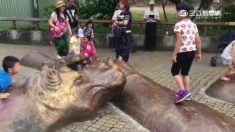 家長無視告示牌　任小孩攀爬動物雕像