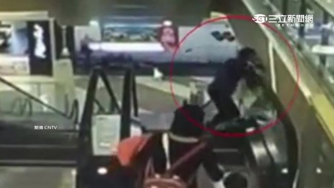 奶奶抱孫搭手扶梯　踩空脫手嬰兒慘死