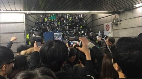 防抗議人潮增加　首爾武警堵地鐵口