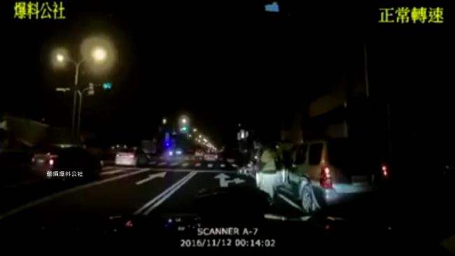 轎車橋上飄移　下橋高速撞飛3機車