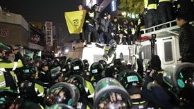 朴槿惠閨密干政　百萬民眾聚青瓦台抗議爆警民衝突
圖/翻攝自 EFE
http://yucatan.com.mx/internacional/asia/miles-piden-dimision-presidenta-surcoreana-las-calles