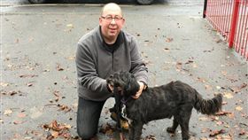 英國,車震,多P,性交,妨礙風化,遛狗,Darron Abbott,喝醉(http://metro.co.uk/2016/11/10/dog-walkers-fury-after-coming-across-woman-having-sex-with-six-men-6249140/)