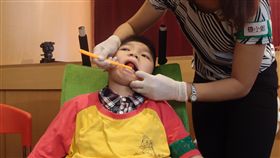 刷牙動作很簡單？身心障礙孩童需約束帶才能完成（圖／雙和醫院）