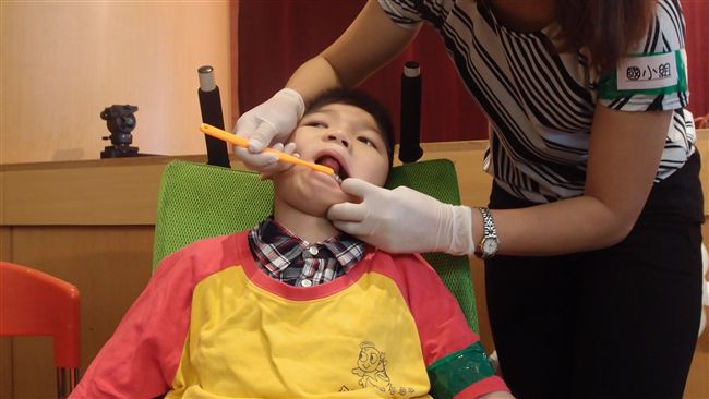腦麻童無法放鬆　才5歲就一口黃牙