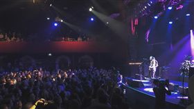 英國,聖戰士,屠殺,巴黎,巴塔克蘭劇場,Bataclan,搖滾,史汀,Sting,表演,週年,恐攻,Aurelien.倖存者(臉書 https://www.facebook.com/sting/photos/a.158763680291.121403.6837680291/10154140128705292/?type=3&theater)