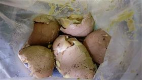 奧客無極限！每顆茶葉蛋都用手「檢驗」？（圖／靠北全家）