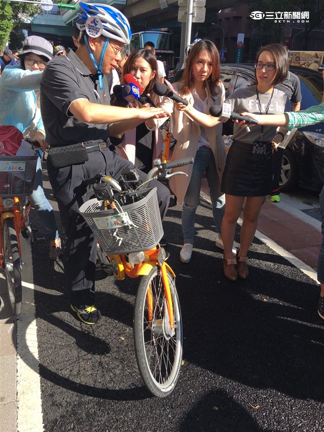 時任台北市長柯文哲騎youbike視察松江自行車道，接受記者採訪。(資料照)