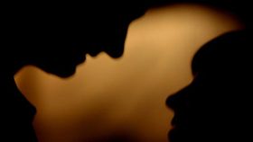 情侶、男女朋友、性行為示意圖／flick－PRODan Zen
（https://www.flickr.com/photos/danzen/1317244385/in/photolist-e1CVQN-nejhis-CKCe-8joCfX-97ikpT-7o3WCC-f5Ggth-do1JA9-9PgHRg-bNwGjR-4qzFgT-bFBpJi-4i6Hn-2U6Kgf-nzzKxW-9Uqg66-dF1LBF-abhjZZ-GGpq7d-84YuQC-g9v8QM-dU9NWD-5W9NN2-6mGUVg-9mdUm7-rRGmr-dw7TF-o4ar15-dksYcd-bwehoA-4BZxMz-fTUCPc-31pdS6-2YSqJA-7r76CA-3Pro6-EshdH5-aqoeGQ-eeHHbn-eTU1bU-EZ4Ye-3PpVn-dUxtfB-5JARrv-FhDxs-4DkxtU-6Av8Rx-9r4Duv-FDdF9-bXquph）