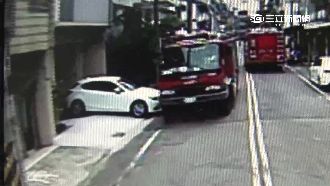 消防趕救災刮愛車　車主完全不生氣