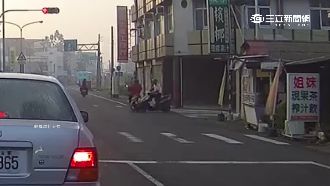 闖紅燈撞人還落跑　路過駕駛飛車追人