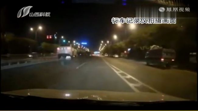 街頭魔術？轎車突起飛　竟是輾到輪胎