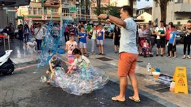 街頭藝人泡泡秀小孩狂戳（圖／爆料公社）