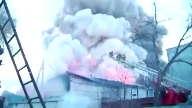 俄國爆竹廠狂炸　消防員雲梯車被炸翻