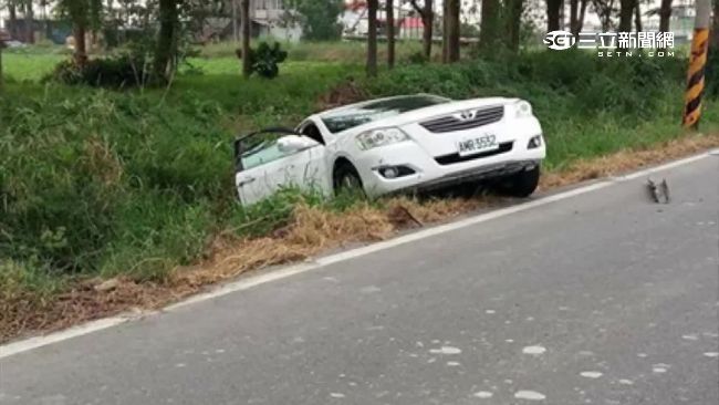 駕駛恍神逆向　下一秒把人撞進水溝了