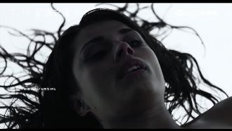 黑寡婦變生化人　全裸入鏡S曲線吸睛