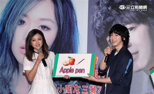 吉他情男 GJ蔣卓嘉、創二代才女陳明憙，擔任紅心字會公益大使，為弱勢兒童發聲，化身英文小老師與小朋友一起唱跳PPAP Song，籌募弱勢兒童營養餐費，讓小朋友開心上學,三餐不挨餓。（記者邱榮吉/攝影）