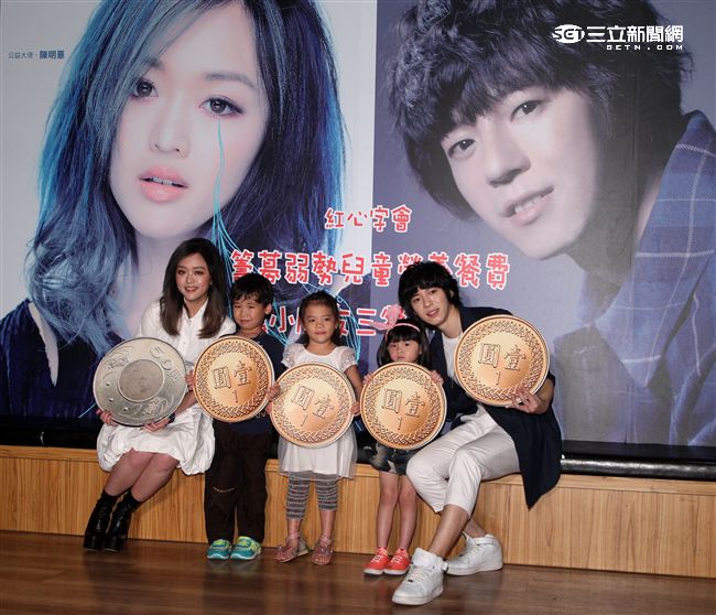 吉他情男 GJ蔣卓嘉、創二代才女陳明憙，擔任紅心字會公益大使，為弱勢兒童發聲，化身英文小老師與小朋友一起唱跳PPAP Song，籌募弱勢兒童營養餐費，讓小朋友開心上學,三餐不挨餓。（記者邱榮吉/攝影）