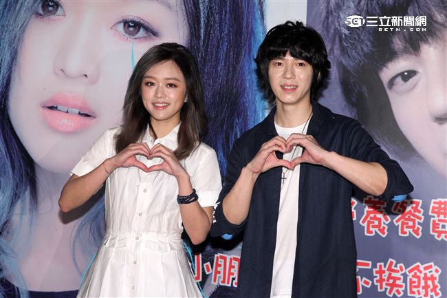 吉他情男 GJ蔣卓嘉、創二代才女陳明憙，擔任紅心字會公益大使，為弱勢兒童發聲，化身英文小老師與小朋友一起唱跳PPAP Song，籌募弱勢兒童營養餐費，讓小朋友開心上學,三餐不挨餓。（記者邱榮吉/攝影）