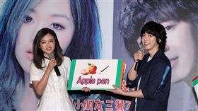 吉他情男 GJ蔣卓嘉、創二代才女陳明憙，擔任紅心字會公益大使，為弱勢兒童發聲，化身英文小老師與小朋友一起唱跳PPAP Song，籌募弱勢兒童營養餐費，讓小朋友開心上學,三餐不挨餓。（記者邱榮吉/攝影）