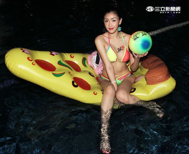 哈霓萱34e火辣身材，是性感的辣媽。（記者邱榮吉/攝影）