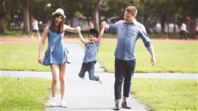 超萌英國紳士這樣教育！貼心舉動迷倒姊姊（圖／尖端出版社）