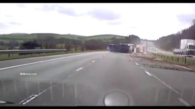 高速公路上蛇行　英露營車自撞解體