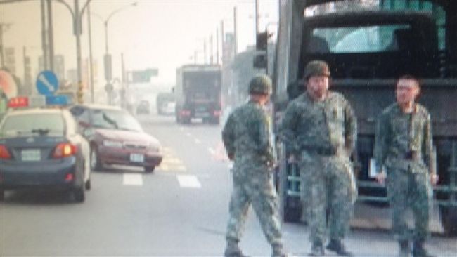 遭軍卡擦撞　轎車旋轉「騎上」分隔島
