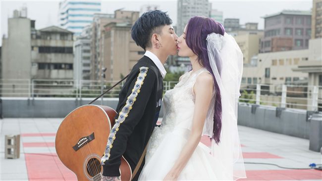 拍MV順道結婚？謝和弦攜愛妻入鏡