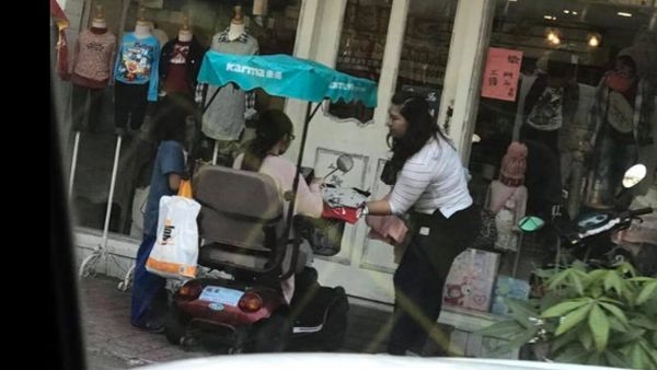 客人行動不便　童裝店員慢慢拿給她挑