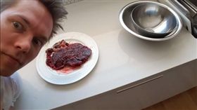 澳洲健美先生吃老婆的胎盤／翻攝自youtube