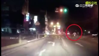 「醉」失控！男路口持傘隨機攔車攻擊