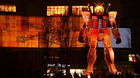 16:9
日本　軟銀　大河原邦男　鋼彈之父　打造鋼彈　2017問世
圖／攝影者othree, Flickr CC License
https://www.flickr.com/photos/othree/8648168650/in/photolist-ebd8f3-Fp2MWN-FP9y8H-6FdDE4-ETTmc4-Fp2Uyf-FLRA1C-Fp2rzW-FLQShs-Fp2ygb-ETGujQ-FHhjLZ-FP93yn-FHhekD-FP9eCB-ojTJv1-FP9pkT-Fp2kz9-o5qY6D-Fp2LrJ-6FdDJe-o5r479-FP8Hbz-Fp2JpN-fs1Lzi-FEYcLq-FEXMKQ-ETGvbu-FP94J8-omVv8T-fsfXeE-eJnJ7K-FP99sM-FEYcc9-ETTMmx-6fMJrH-6FdDzn-ETGGGW-6FdDGZ-fsggd7-FEYoeE-ojTGcd-Fp33wu-eJtSjQ-azZK9c-FP8N8D-Fp2VFf-ETGx3W-o5rWei-ETTYgi