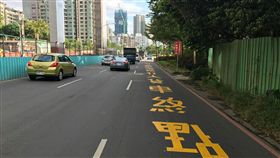 淡海輕軌施工使得新北市淡水地區，進入交通黑暗期。市府決議淡金路自水源街到中正東路口間，外側車道於施工期間，全時段禁行15噸以上大貨車，以提升機車族 安全。（警方提供）